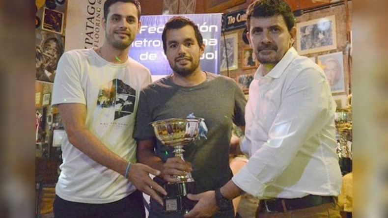 CAPITÁN. Molina (centro) con la copa por el ascenso de Derqui a Segunda..