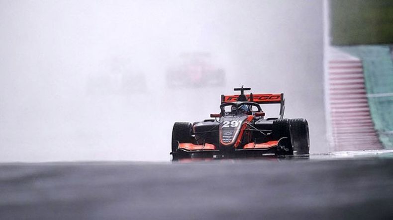 FIRME. Colapinto dominando la húmeda pista de Spielberg..