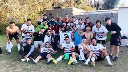 FIESTA. El plantel de Villa Rosa festeja la victoria en el clásico..
