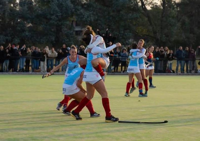 LÍDERES. Las jugadoras de San Patricio festejan un nuevo triunfo que las acerca al ascenso.