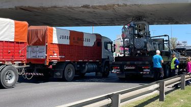 El camión quedó atascado en Panamericana y el puente de la calle Argerich.