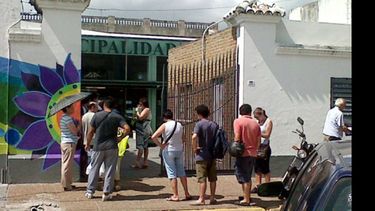 Una larga cola, ayer por la mañana, frente a Rentas del Municipio..
