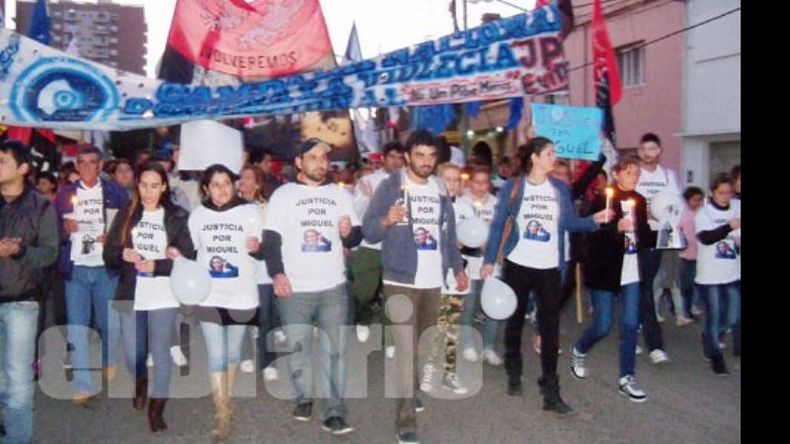 Encabezada por los familiares, la marcha avanza por el centro de Pilar..