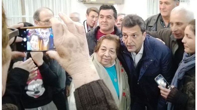 FOTO. Massa charló con los jubilados del centro San Lorenzo..