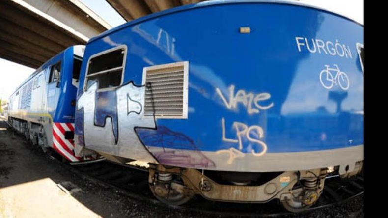 Qué tren qué tren… .Indignadísimo se lo vio al secretario de Interior y Transporte, Florencio Randazzo, ayer a la mañana. A su cuenta de Twitter subió la foto que acompaña este comentario sobre las pintadas que sufrieron los ya famosos trenes chinos que “ahora dicen que” van a empezar a prestar servicio en nuestro San Martín. “Lamentable acto de vandalismo sobre los trenes nuevos adquiridos con el esfuerzo de todos los argentinos”, escribió el hombre de Chivilcoy..