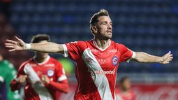 Tomás Molina abrió l cuenta de Argentinos Juniors ante Excursionistas.