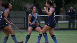GOLEADORA. Del Frari (der.) festeja una de sus conquistas junto a Larisa Barreto y Constanza Gómez..