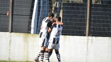 Milanesi (centro) recibe el abrazo de sus compañeros tras marcar el empate..