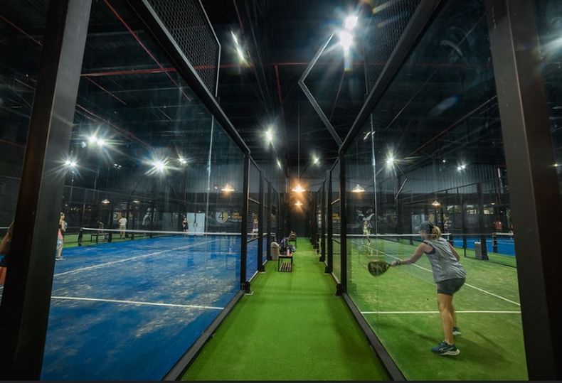 El predio de Roby Gattiker en Pilar tiene dos canchas de singles.