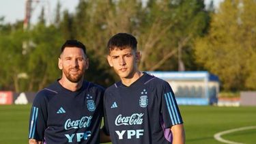 Camilo Rey Domenech y su foto del 2023 entrenando en AFA junto a Messi. “En lo único que pensaba era en terminar e ir a buscarlo. Lo saludé y nos saludó a todos, nada más que eso. La vergüenza, los nervios, no me salió nada. Le agradecí la foto y se fue.”