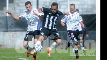(Heva). Ezequiel Petrovelli debutó como titular y marcó un gol..