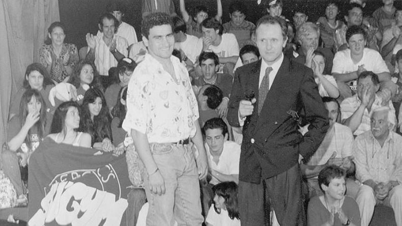 En el año 1992, mucho antes de radicarse en Pilar, el Beto Acosta visitó los estudios de PTC. En la foto, junto a Juan Carlos Battistini, conductor del programa..