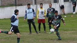 PREPARADO. Pulido le da de primera. El defensor será titular en La Tablada..