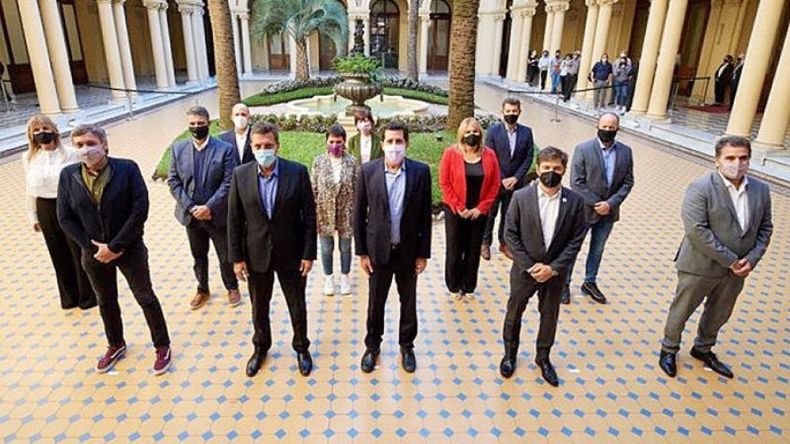 ANTI GRIETA. Oficialistas y opositores en el acto en Casa Rosada..