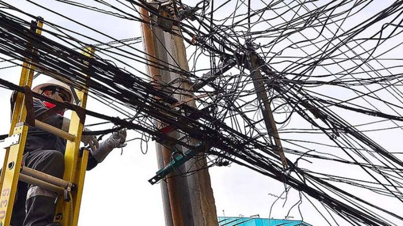 MARAÑA. Desde la aprobación de la ordenanza, se multiplicaron los cables..