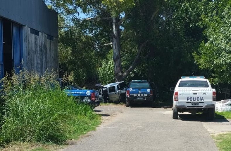 La camioneta de los delincuentes terminó en una zanja.
