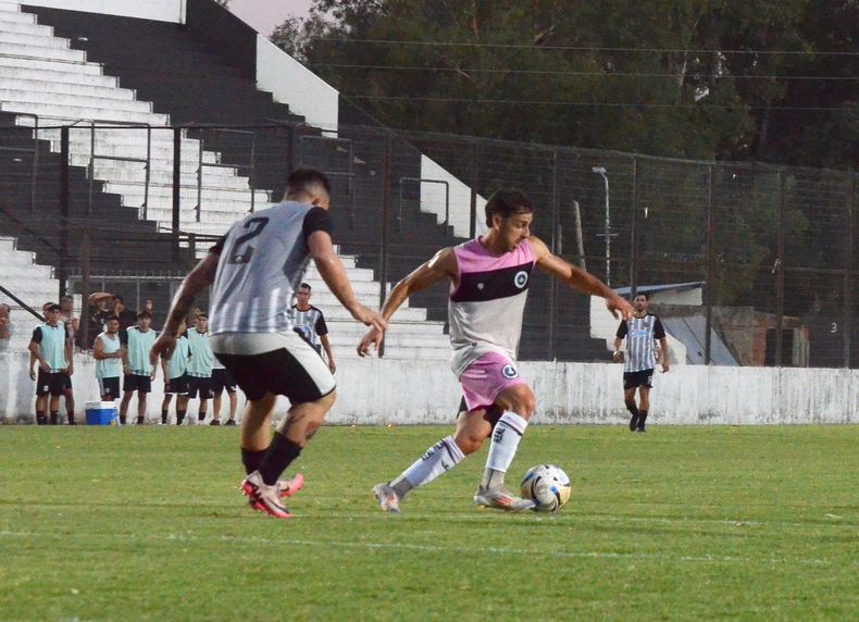 Valentín Mancini autor del primer gol del amistoso de Real ante Timbuense.