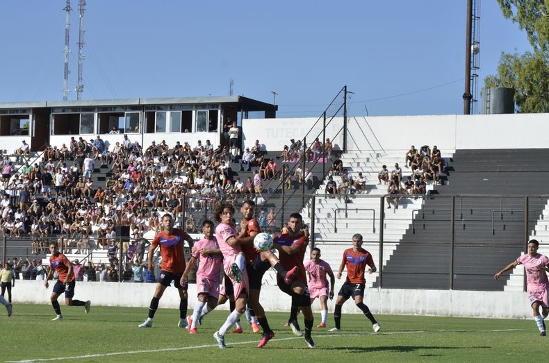 POSTAL DEL PARTIDO. Gerónimo Govi tratando de imponerse en el área rival. Real no tuvo claridad y se quedó con gusto a poco.