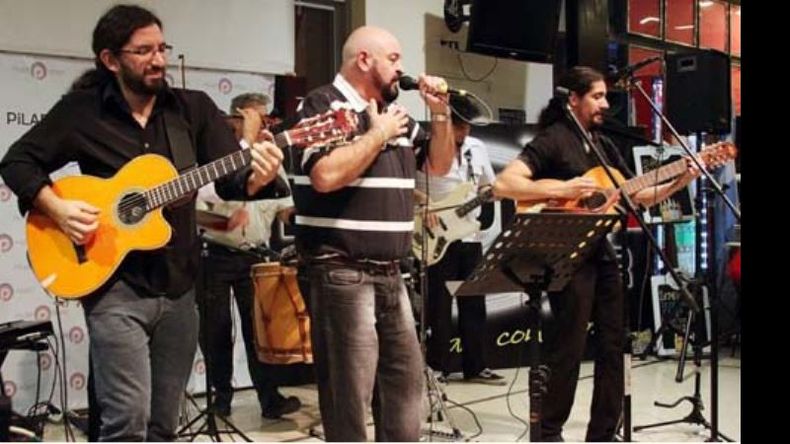 Sebastián Gómez (izq.) tocando con Emerger, en uno de los recitales que dio este año en Pilar..
