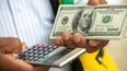 Mirá a cuánto cotiza el dólar blue, el dólar ahorro, el dólar tarjeta y el dólar turista en Argentina, según el promedio del Banco Central.&nbsp;