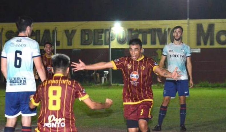 GRITO SAGRADO. Kini Llanos festeja su gol con Santiago Cazón para un Monterrey que se recupera.