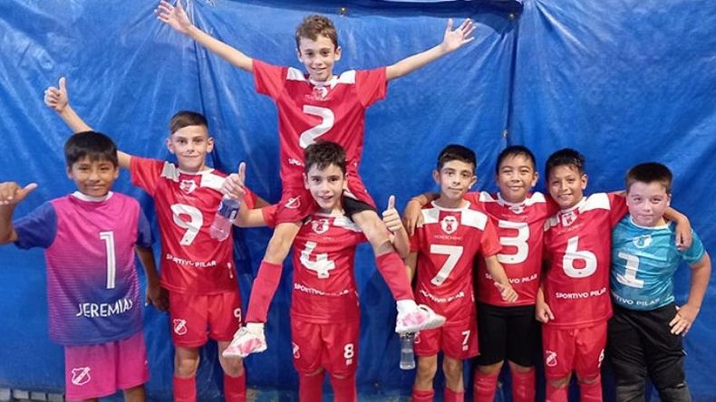 Los chicos de la 2012 campeona..
