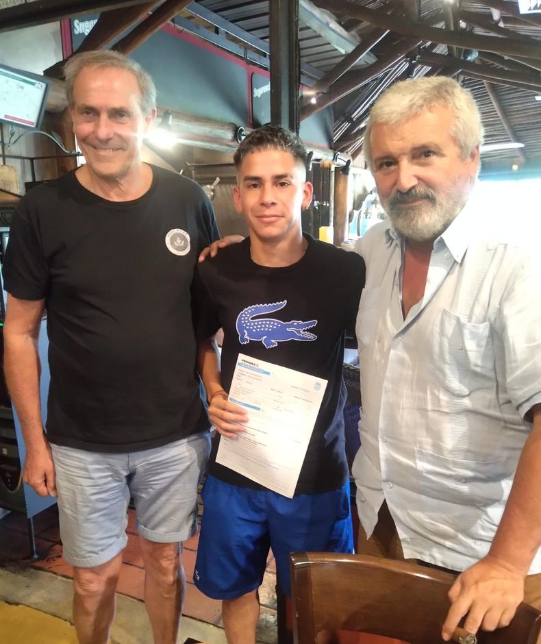CONTRATO EN MANO. Axel Paiva, junto a los dirigentes Gustavo Fontana y César Mansilla, firmó para Real Pilar.