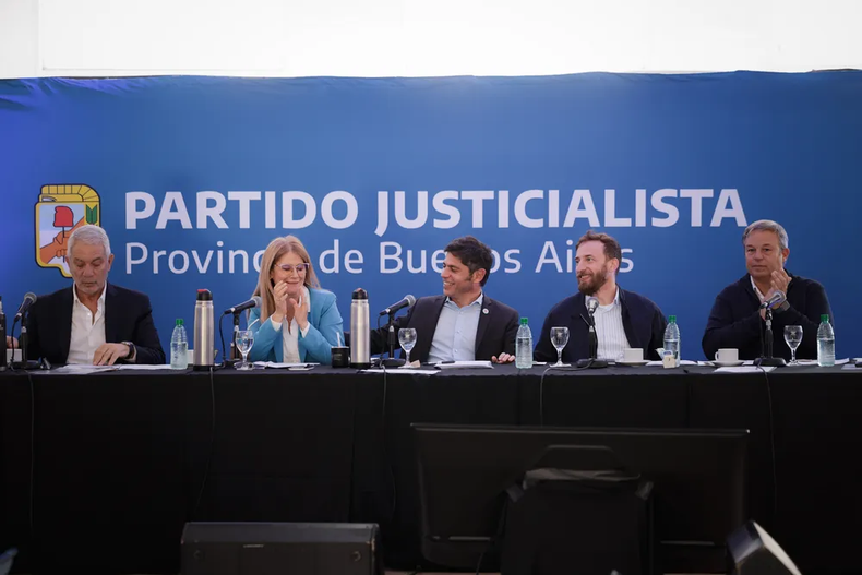 SONRISAS. Axel Kicillof junto a las nuevas autoridades del PJ provincial.
