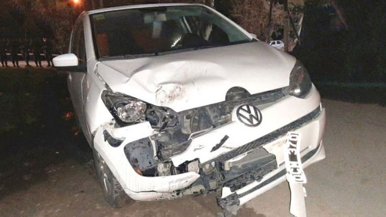 FUERTE GOLPE. Así quedó el VW Up tras impactar contra la moto. Foto: @juancaimpacto. .