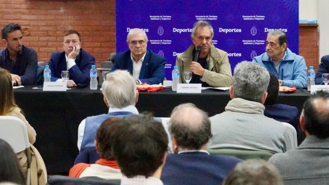 A LA MESA. Neuspiller compartió su primer panel con Daniel Scioli.