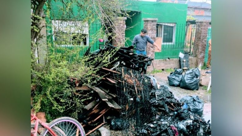 El fuego destruyó gran parte del interior de la vivienda. Foto @juancaimpacto..