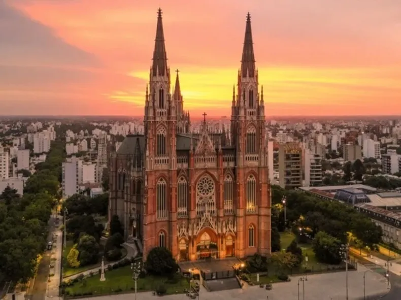 La Catedral de La Plata es la más linda del mundo. (revistagente.com).