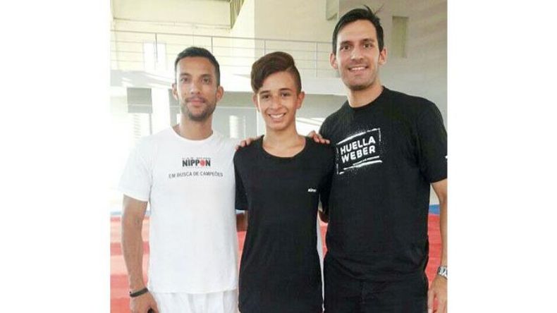 A LAS PATADAS. El taekwondista Nicolás Hoyos, junto a los hermanos Crismanich, sus nuevos entrenadores de cara a los Juegos de la Juventud del año próximo. .