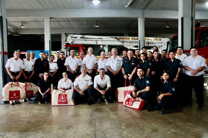 Los bomberos de Pilar junto a Federico Achával.