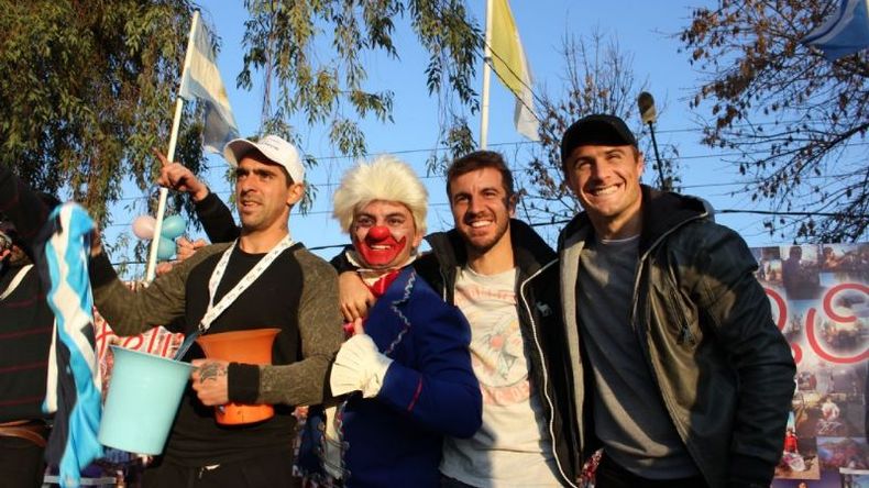 Díaz, Cerro y Pillud, con el payaso que animó las acciones..