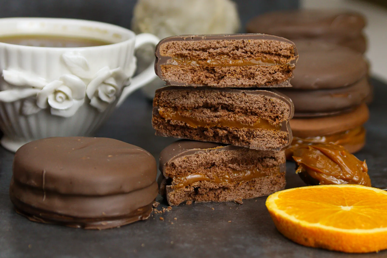 Alfajores marplatenses. (pastrytales.com)..webp