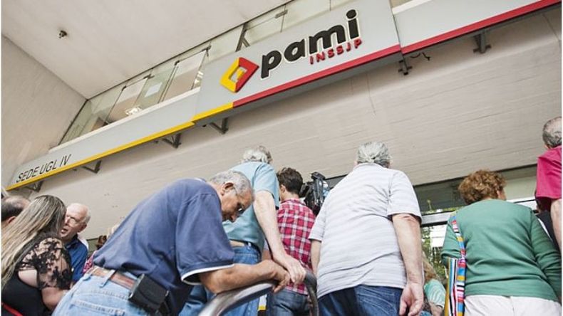 RECLAMOS. Los afiliados buscan respuestas..