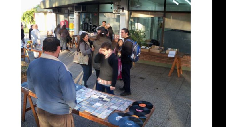 El público recorre la feria de discos usados en la puerta de El Diario y FM Plaza..