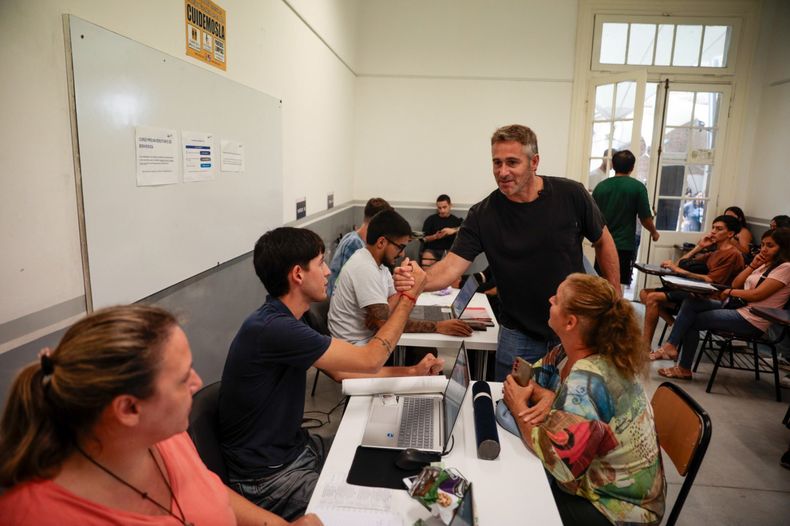 RECORRIDA El intendente Federico Achval pas por la Universidad para habla con los alumnos