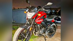 La moto en la que se desplazaban no llevaba la patente colocada.&nbsp;