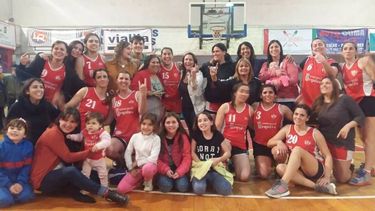 El festejo de las Diablitas, anoche luego de vencer a Derqui en la 1ª final de la ABZC..