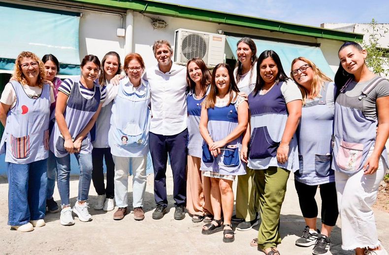 EQUIPO. Federico Achával junto a docentes y directivos del jardín Nº901.