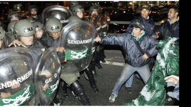 PALOS Y ESCUDOS. Momento de enfrentamiento en la autopista..