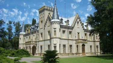 A tan sólo una hora y media de Pilar, se ubica un castillo francés único en la Provincia e ideal para conocer en una escapada.