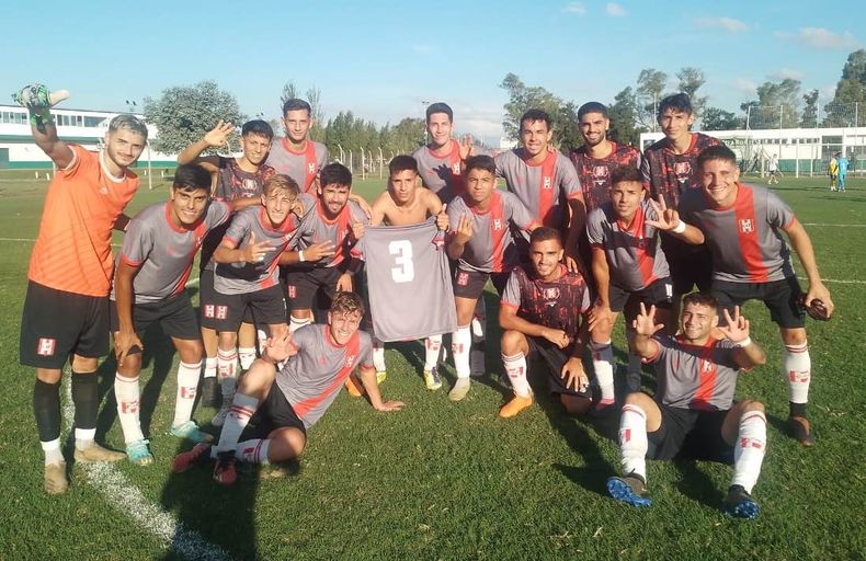 Atlético Pilar celebró con la camiseta 3 sus tres goles y los tres puntos de visitante.