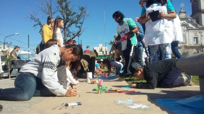 EN LA PLAZA. Docentes de Suteba seguirán con protestas alternativas. .