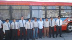 CHOFERES. Los 57 fueron exhibidos en la plaza..