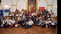 Los docentes homenajeados, reunidos en el palacio municipal..