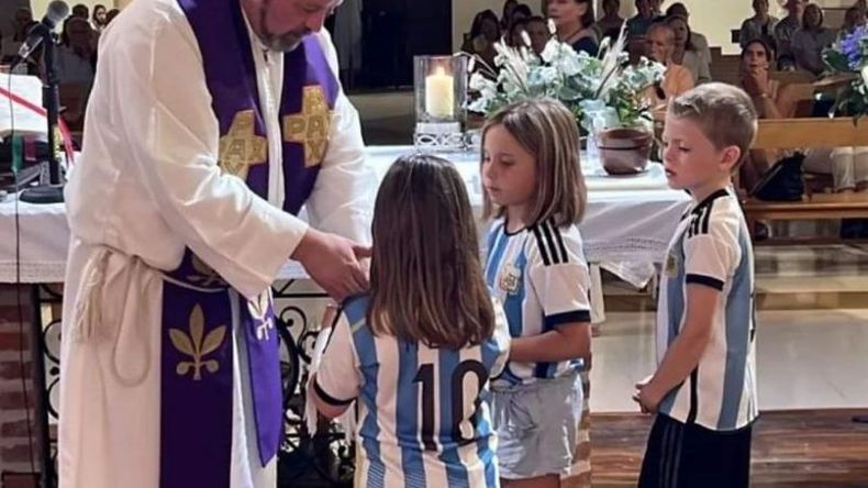 Los pequeños se pusieron la 10 para asistir al sacerdote durante la Misa. .