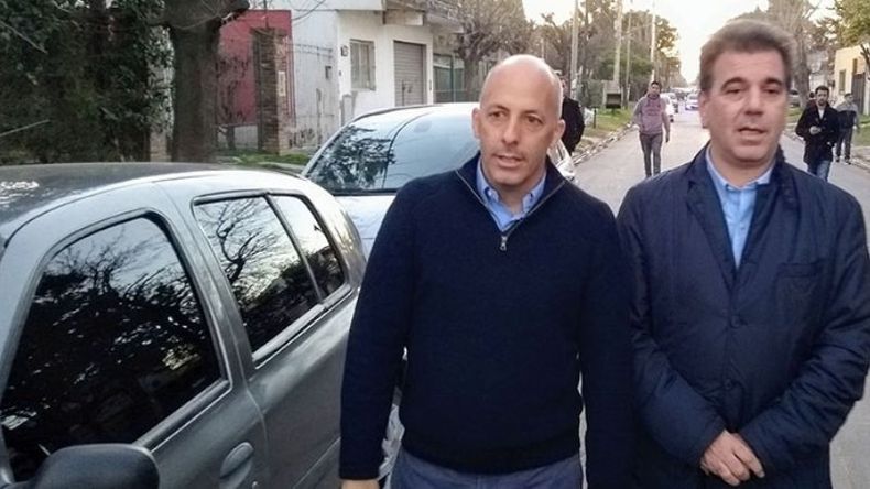 ZAPATILLAS. Ritondo y Ducoté recorrieron un barrio con el eje en el asfalto..